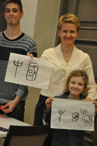 看看我们母女写的书法！