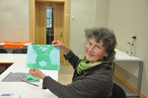 看，我的熊猫剪纸完成了