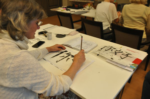 老奶奶在认真练习书法