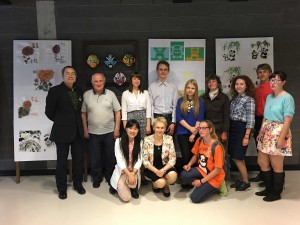 部分学员与中外方院长在文化作品展前合照