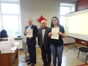 院长为学生发结业证书