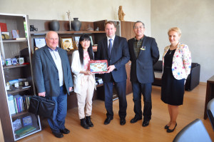 雷大校长向汉语老师赠书