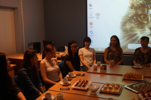 拉脱维亚大学孔子学院教师与大家分享爱好_副本