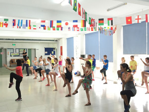 华南师范大学孔子学院夏令营营员上太极课_副本