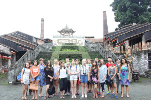 华南师范大学孔子学院夏令营营员参观南风古灶_副本