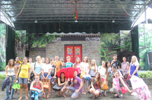 华南师范大学孔子学院夏令营营员参观岭南印象园，观看表演_副本