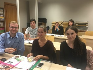 中级班学生品尝月饼