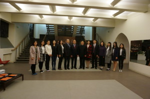 孔院教师与大使馆政要合影留念