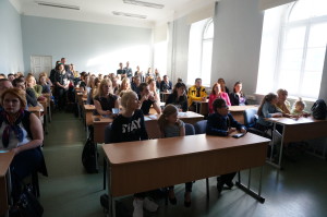 认真聆听的学员们