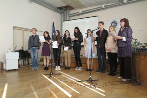 雷泽克内大学中文课程师生共同演唱《朋友》