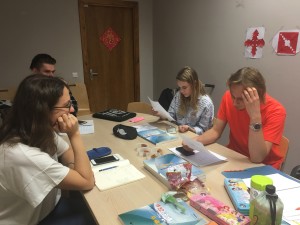 高级班学生吃月饼准备唱歌比赛