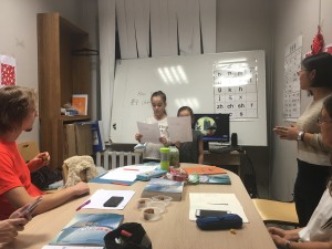 高级班学生唱《 明月几时有》