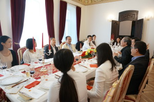 黄大使与尚院长交流近期工作