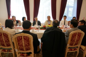 黄大使听取尚院长对新志愿者的介绍