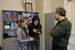 孔院院长与博物馆活动负责人讨论展会材料问题