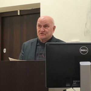 演讲中的贝德高教授