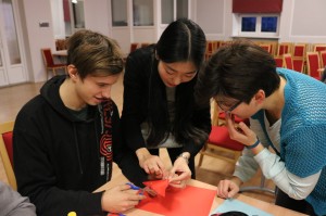 孔院教师与本土教师共同指导学生剪纸