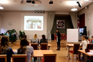 孔院教师进行发音操练1（修图后）