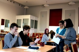 孔院教师进行发音操练3（修图后）