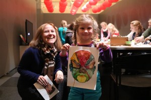 学员与自绘脸谱合影留念