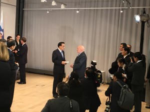 拉大孔院拉方院长为总理赠书