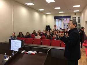 演讲中的尚劝余教授