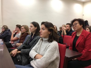 认真聆听的学生和老师们