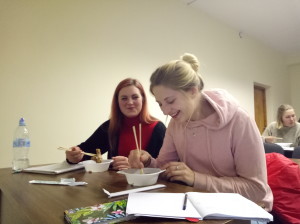 学生品尝中国菜2