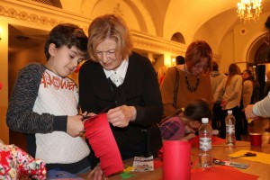 剪纸铺前的小帮手和老伙计