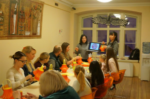 教师展示“春”字意义