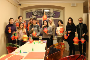 灯笼工坊教师与学生合影