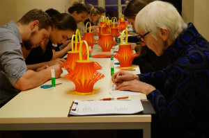 老年人专心致志记笔记