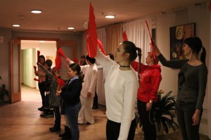 武术教师指导太极扇