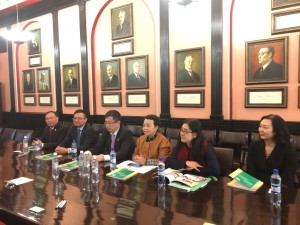 访问团成员认真聆听