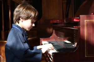 小选手弹奏中国乐曲