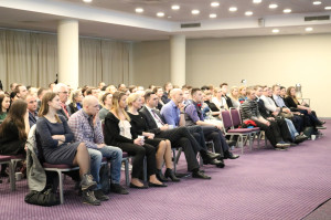 聚精会神的观众