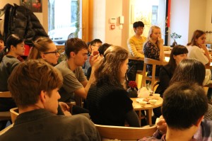 认真观看茶艺的观众