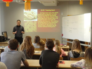 讲解相关的语言和文化