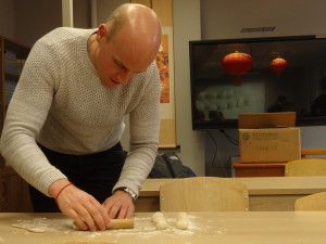 铁汉展现温柔一面