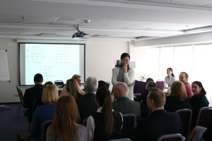 与观众进行汉语对话