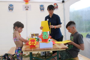 小朋友学习做灯笼