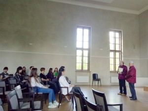 拉脱维亚大学孔子学院院长在结业典礼开始前致辞