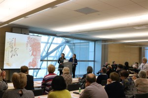 汉语教师讲解“剪纸”