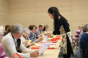 汉语教师辅导做灯笼