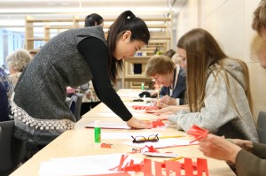 汉语教师辅导剪纸