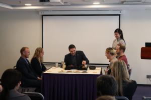 观众泡茶，乐在其中