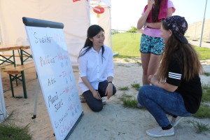 认真与老师学习汉语的拉国人