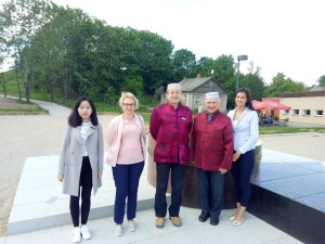 雷泽克内大学中文部负责人安德娜女士引导拉脱维亚大学孔院一行人参观雷泽克内