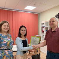 Jekabpils State Gymnasium Awarded Chinese Volunteer Teacher Yang Caiyun with A Badge of Honor and A Letter of Appreciation